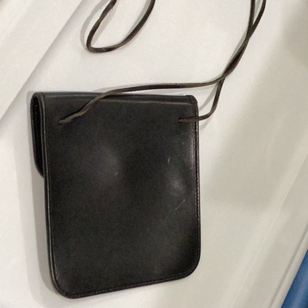 Black Leather Crossbody Bag with Structured Design - Picture 5 of 8